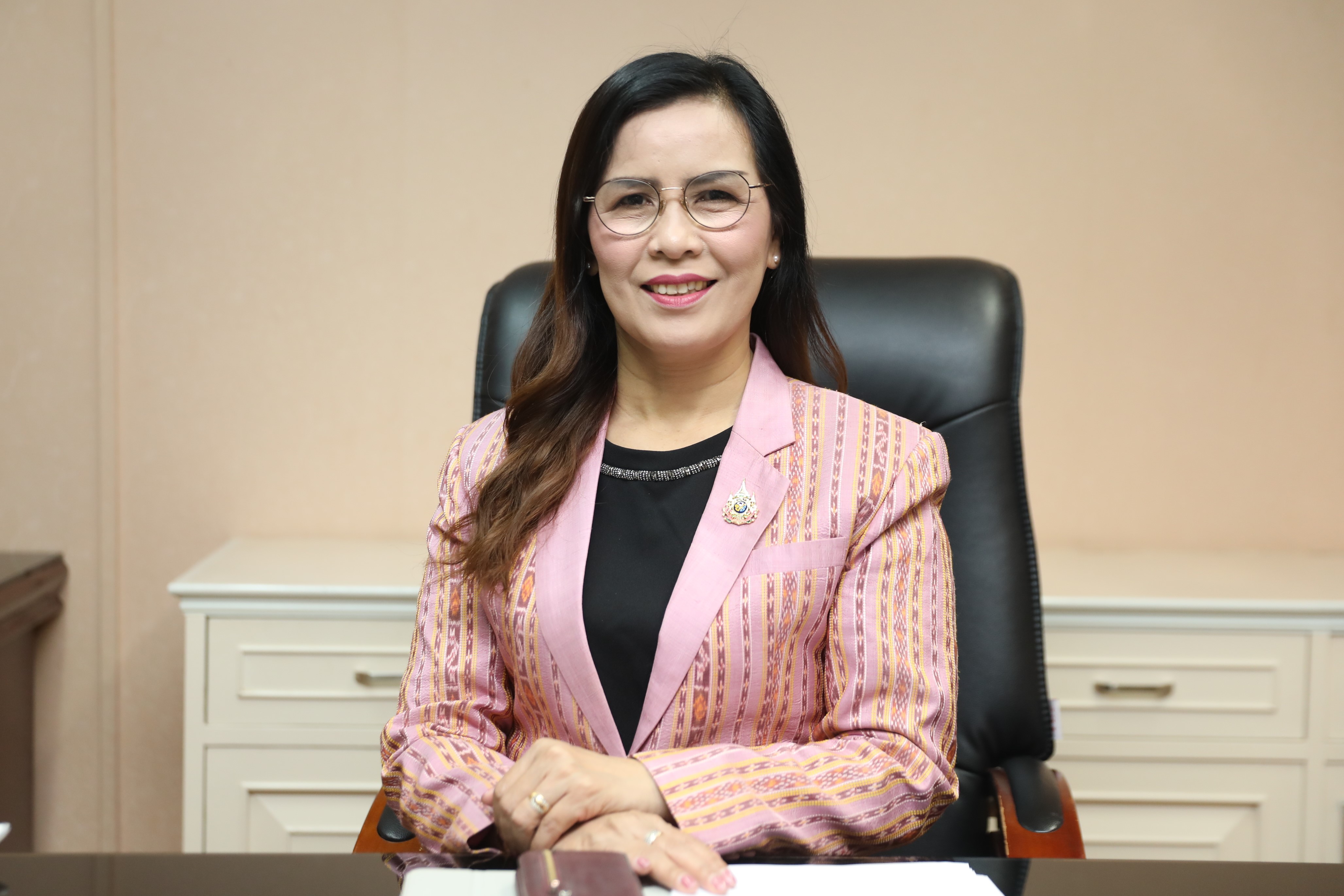 ดร.นัยนา ตันเจริญ สักการะสิ่งศักดิ์สิทธิ์ประจำ ศธ. ก่อนเข้ารับตำแหน่ง ผู้อำนวยการ สศศ.
