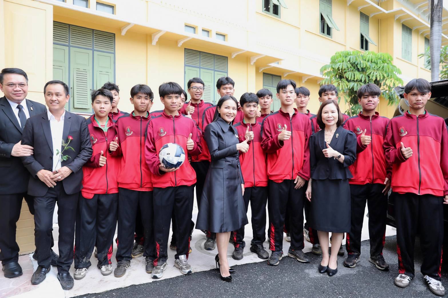 สศศ. ร่วมต้อนรับฮีโร่ลูกหนัง 'หมอนทองวิทยา'