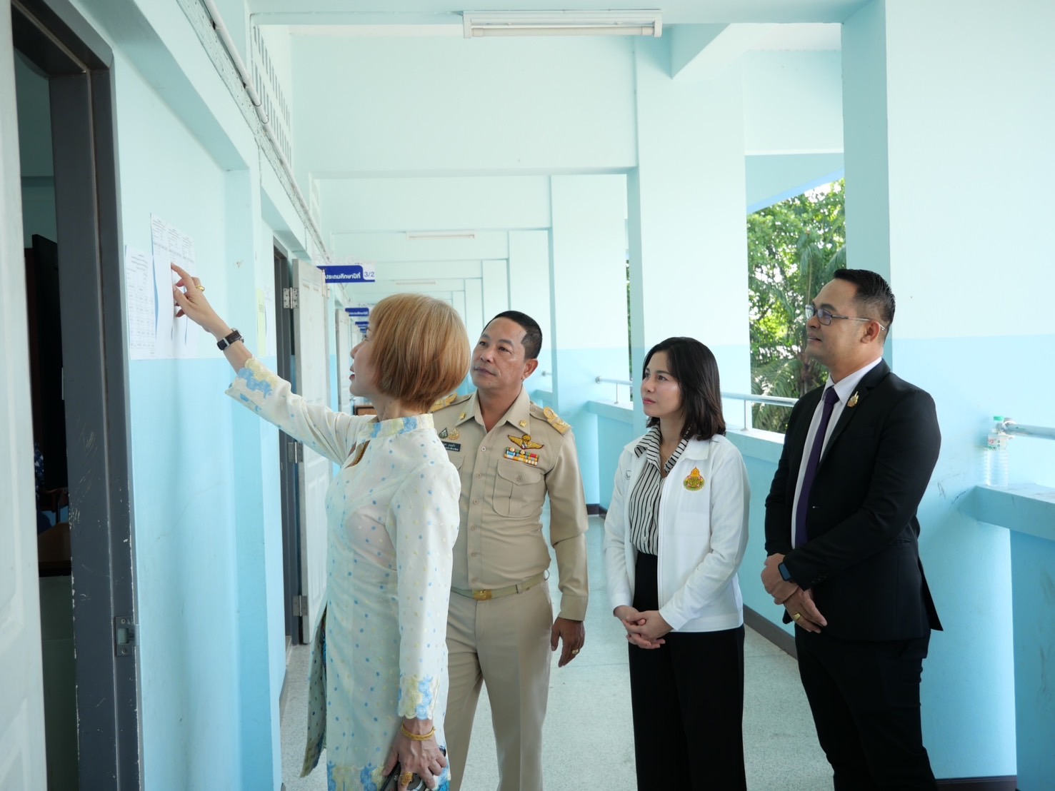 นางรำไพ บุตรธนู ผู้อำนวยการกลุ่มบริหารงานบุคคลในสถานศึกษาลงพื้นที่ตรวจเยี่ยมการสอบแข่งขัน ณ โรงเรียนราชประชานุเคราะห์ 37 จังหวัดกระบี่