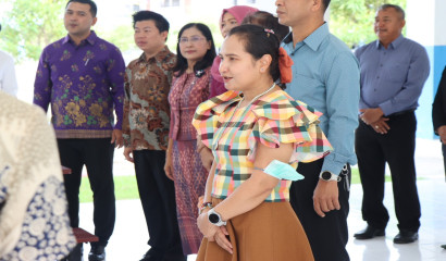 นางรำไพ บุตรธนู ผู้อำนวยการกลุ่มบริหารงานบุคคลในสถานศึกษาลงพื้นที่ตรวจเยี่ยมการสอบแข่งขัน ณ โรงเรียนราชประชานุเคราะห์ 37 จังหวัดกระบี่